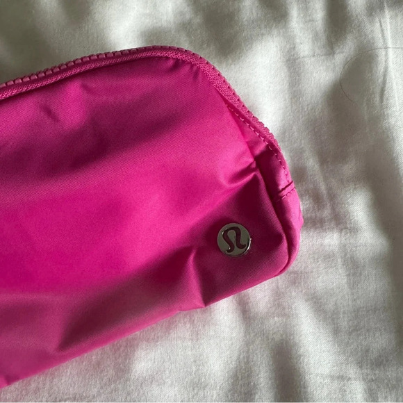 🆕💕 Lululemon Everywhere Belt Bag Sonic Pink - Picture 3 of 6